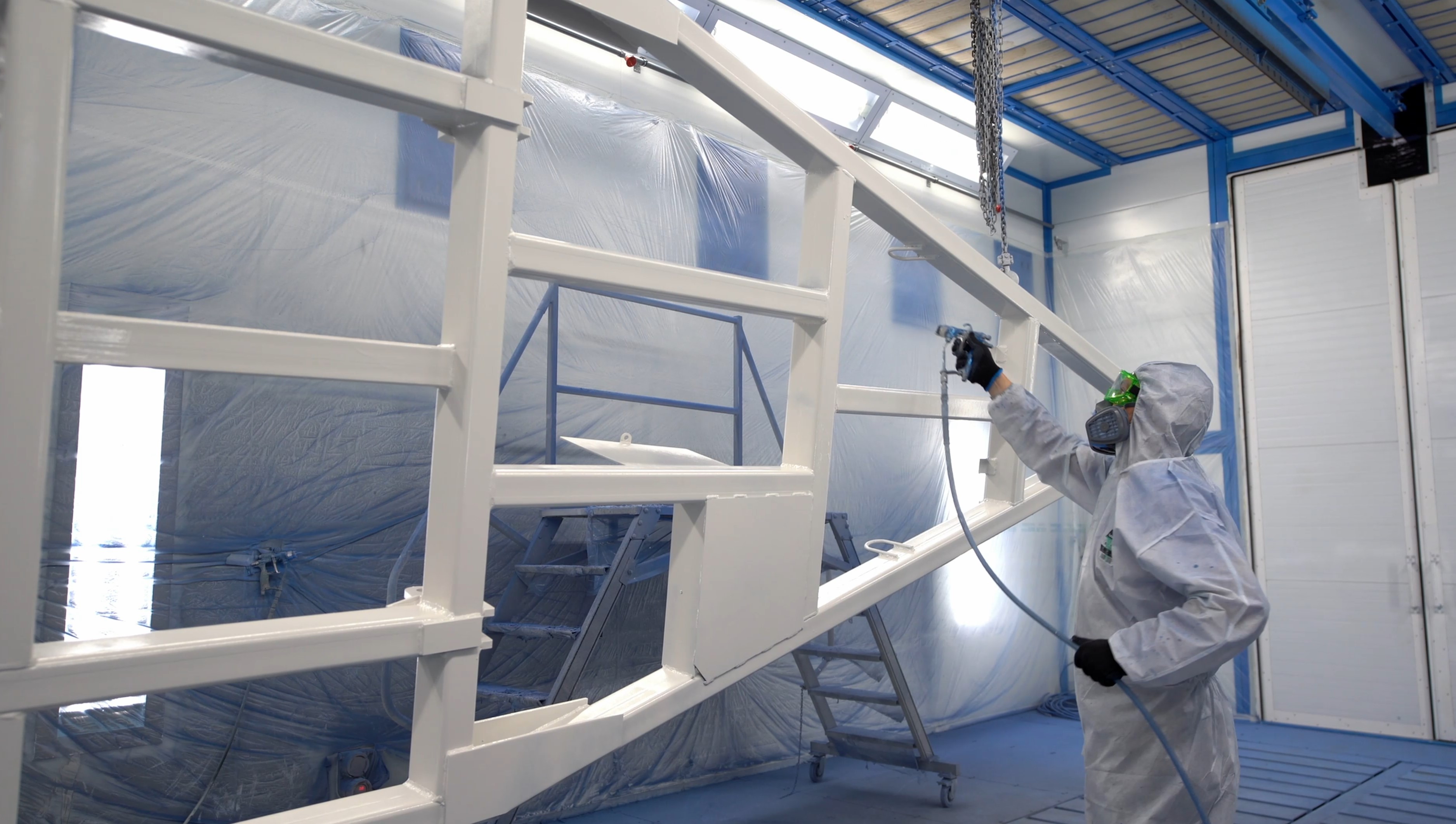 покрасочный цех с конвейером