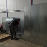 Процесс монтажа камеры окраски и сушки на Заводе по производству дизельных двигателей в столице Казахстана Астане