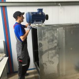 Процесс монтажа камеры окраски и сушки на Заводе по производству дизельных двигателей в столице Казахстана Астане