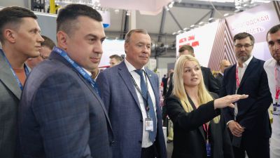 Генеральный директор SPK GROUP Евгений Макаров рассказал о роботизированной окраске главе Екатеринбурга Алексею Орлову