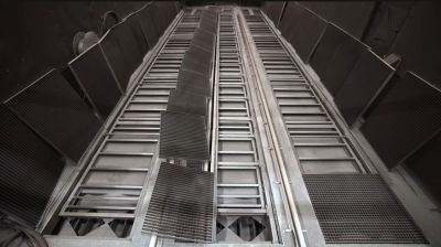 Как сохранить чистоту и производительность в дробеструйной камере?