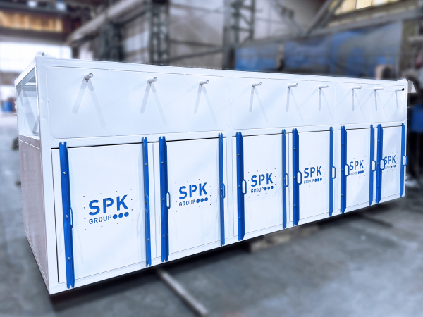 Партия вентиляционно-фильтровальных установок в работе на производственной площадке